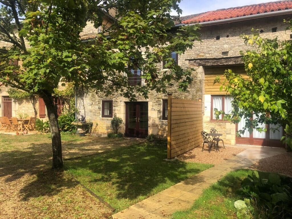 Blacksmiths Cottage In Blanzay - 3 Beds Екстериор снимка